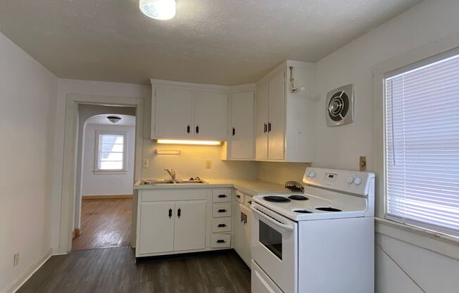 1 bed, 1 bath, $625, Unit Apt 2