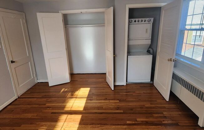 2 beds, 1 bath, 897 sqft, $2,335, Unit F-14
