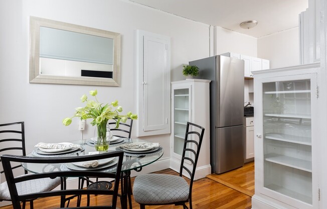 2 beds, 1 bath, 758 sqft, $3,200, Unit 43