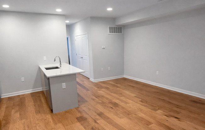 2 beds, 1 bath, 802 sqft, $1,627, Unit Unit 14