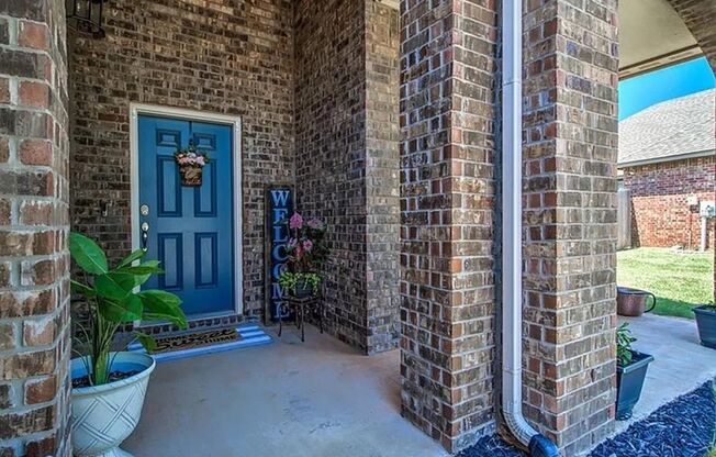 Beautiful 4 bed 3 bath Home Available in Mustang, OK