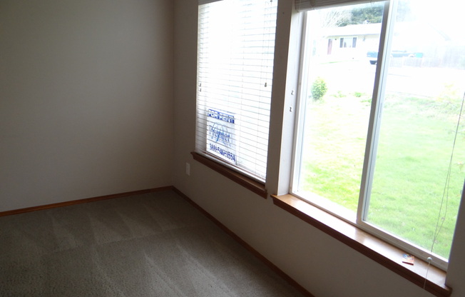 Lovely La Center Duplex Available for Lease - 620 E. Elm Ave La Center, WA