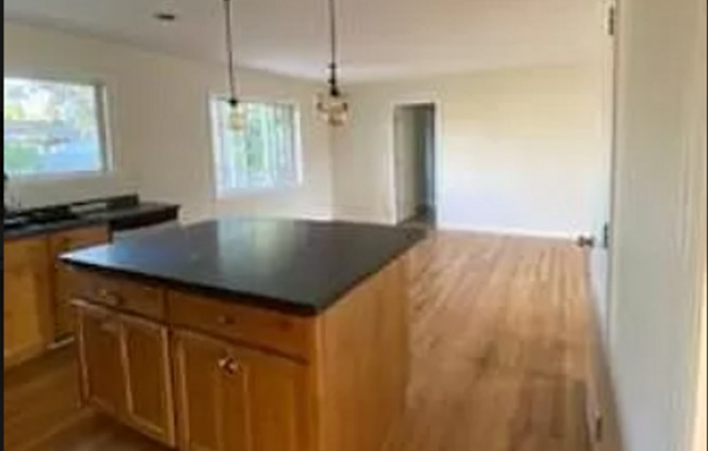 LOVELY 5 Bed 2.5 Bath Single Family Home in Martin Acres