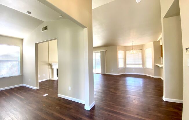 $2,295 Valentine & Clinton, Beautiful 3 Bedroom Home - N Rafael Ave, Fresno