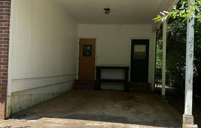Cute 3 bedroom Brick Ranch Near Downtown and Campus!