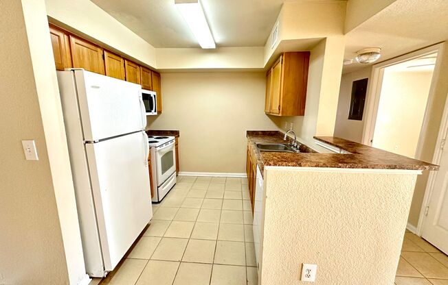 3 beds, 2 baths, $2,100, Unit Unit 375