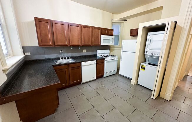 4-BEDROOM DEPAUL UNIVERSITY APARTMENT – FIRST FLOOR