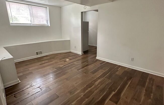 1 bed, 1 bath, $750, Unit B2