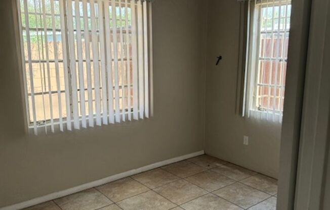 2 beds, 1 bath, 700 sqft, $1,070