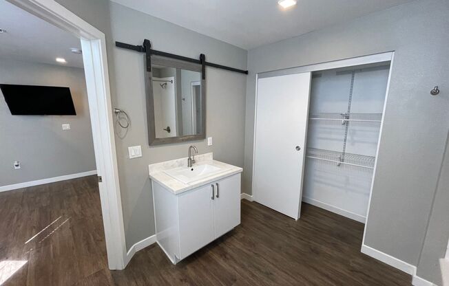 Studio, 1 bath, 188 sqft, $1,900, Unit 434-402