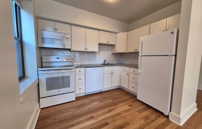 2 beds, 1 bath, 750 sqft, $2,190, Unit 5641 Hobart St. #B1