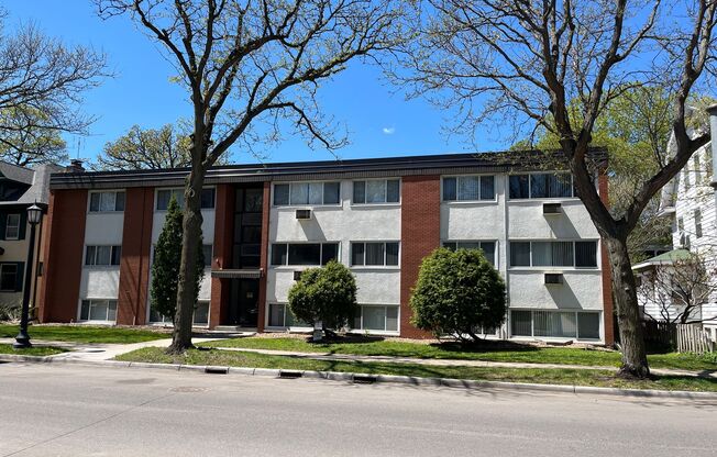2832 Humboldt Ave S.