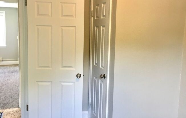 2 beds, 1 bath, $1,095, Unit Unit B