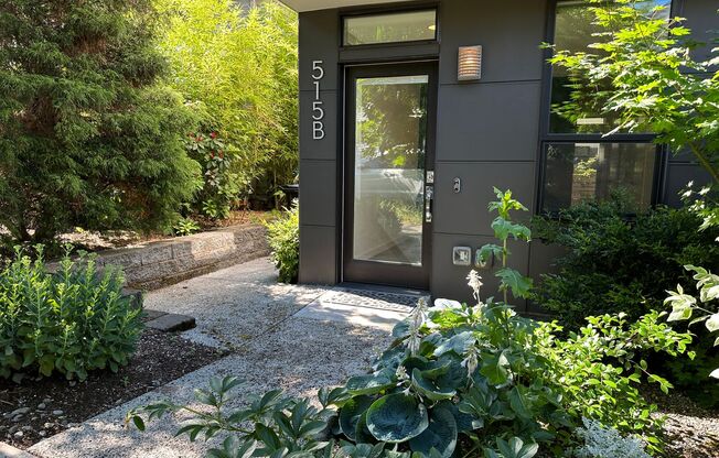 Charming and Bright: Rooftop Deck, Greenlake Proximity, and Easy Commuting, small pets welcome