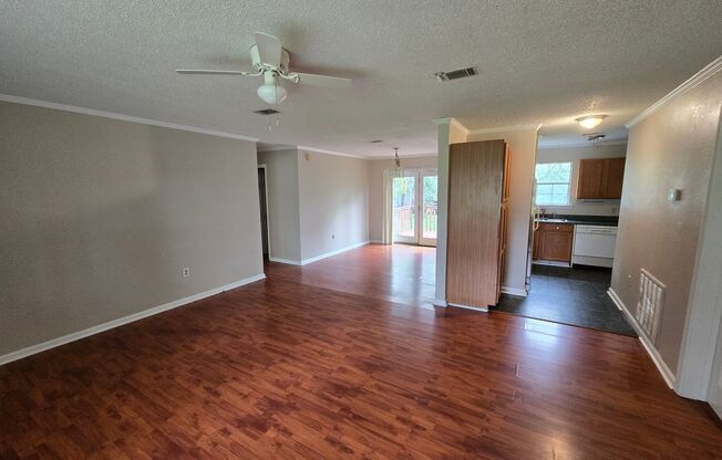 3 beds, 2 baths, $1,100