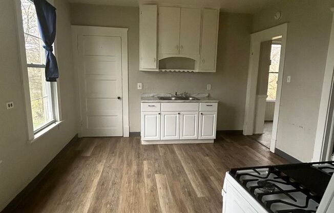 2 beds, 1 bath, 990 sqft, $750, Unit UP Unit