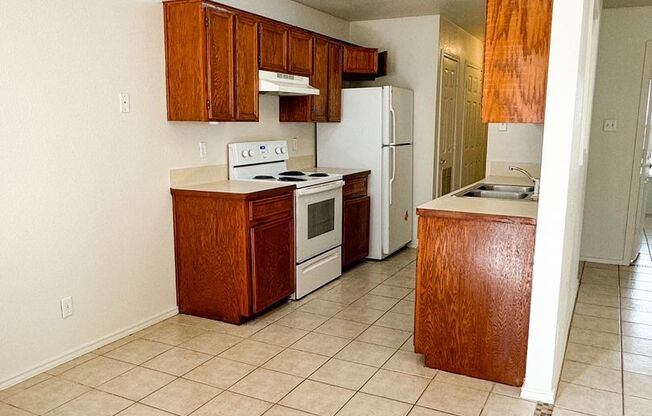 2 beds, 1 bath, 890 sqft, $1,000, Unit #D