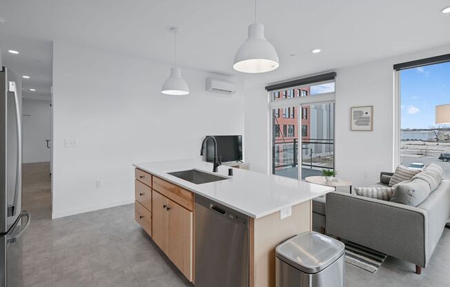 2 beds, 1 bath, 881 sqft, $1,900, Unit 220