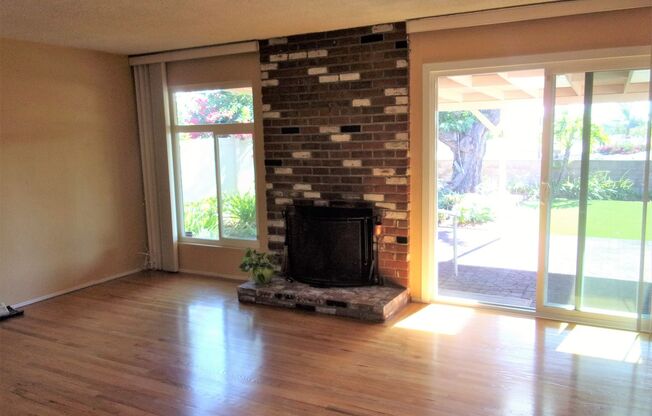 4bedrm 2 1/2 bath house with yard & garage in San Carlos $4000 a mo 1 year lease
