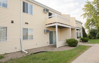 Main floor 2br condo steps from the Douglas Trail!