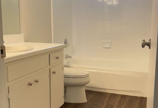 2 beds, 1 bath, 905 sqft, $1,425