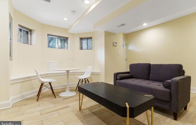 Welcome home to this 2Bd/1Bth lower-level apartment in Bloomingdale!
