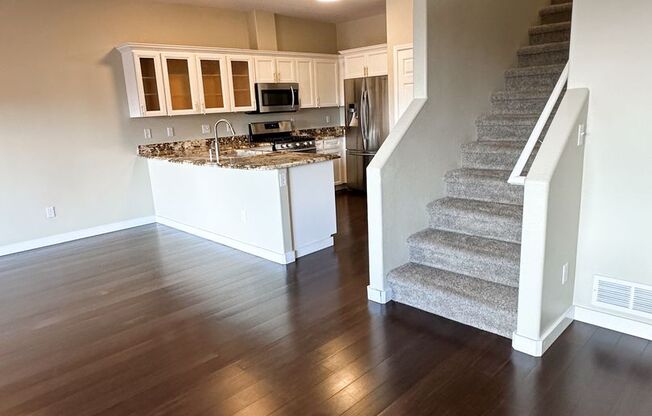 Beautiful Duplex, High End Finishes with LAKE FRONT VIEWS!