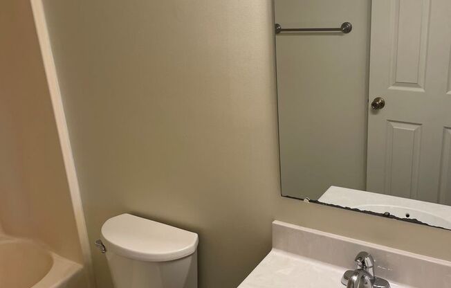 2 beds, 1.5 baths, 907 sqft, $1,375, Unit Country Club Unit 18B