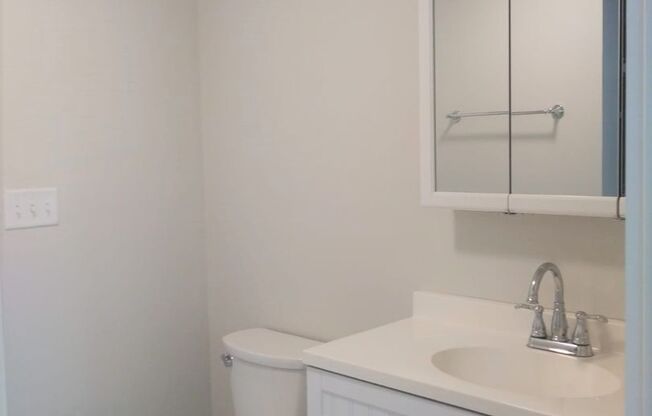 2 beds, 1 bath, 831 sqft, $2,100, Unit 102