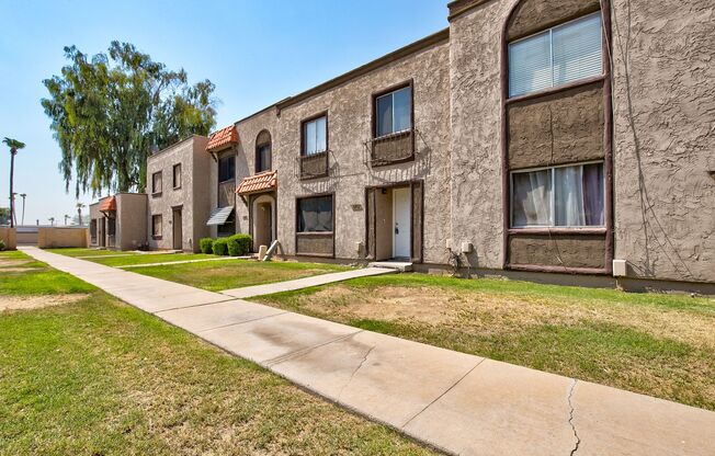 Great 3 bedroom, 2.5 bathroom Located in Glendale!!!  2 Story Townhome with extra storage available September 15th!!!