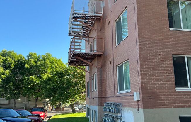 2 beds, 1 bath, $1,095, Unit 21