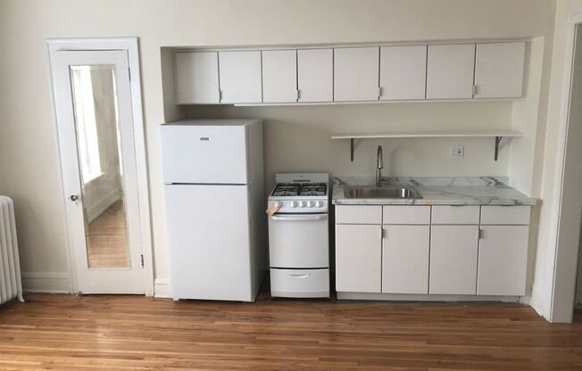 Studio, 1 bath, 550 sqft, $855, Unit 35-112