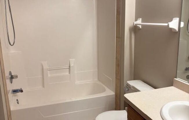 2 Bedroom 2 Bath Townhome in Rogers!