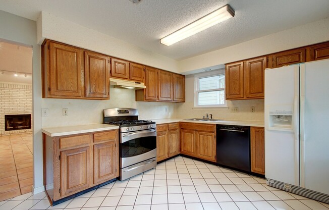 3 beds, 2 baths, $2,300