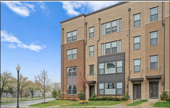 Modern 3 Bed 2.5 Bath Townhome With Balcony In Metro Square - Water Included