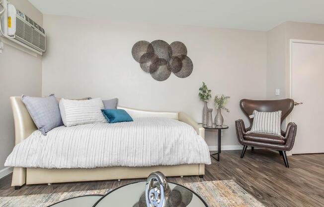 Studio, 1 bath, 327 sqft, $695