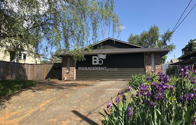 Close-in NE Portland Duplex Walking Distance to New Seasons Market!