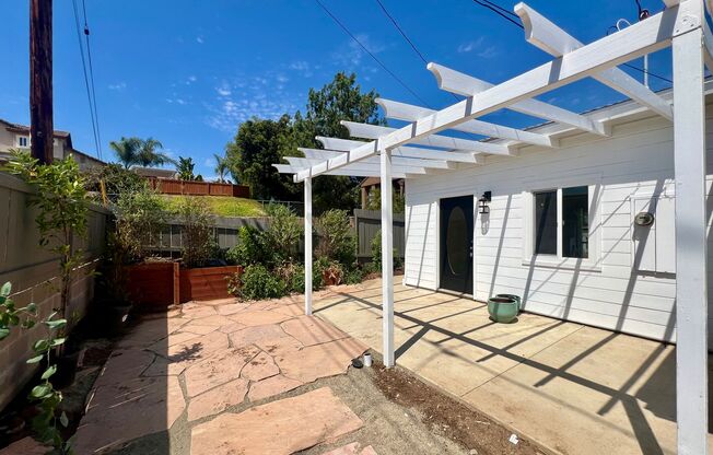 JUST REMODELED 2bd 2ba +Bonus Room & Detatched Entertainment Room, HUGE Backyard with Detached Work Space and Storgage