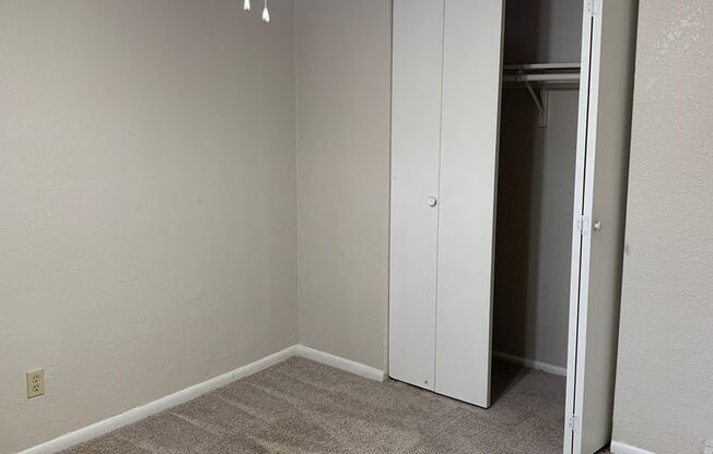 2 beds, 1 bath, 700 sqft, $865, Unit 9022