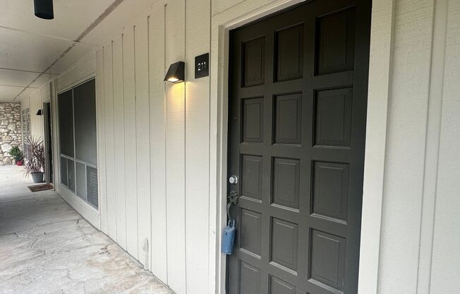 2 bed/1 ba: Lady Bird Lake Condo, Short Walk to Downtown!