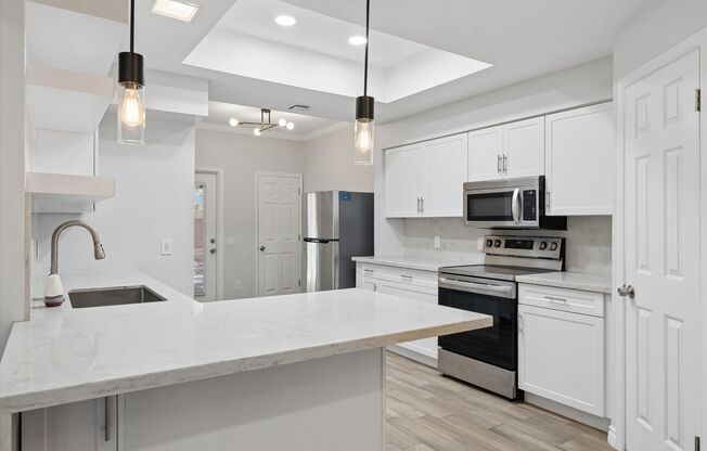 Downtown Dream minutes to Baseball, Basketball, Concerts, AZ Science Center and ASU. This completely remodeled 2 bedroom, 2 bathroom with split floor plans is READY NOW!!