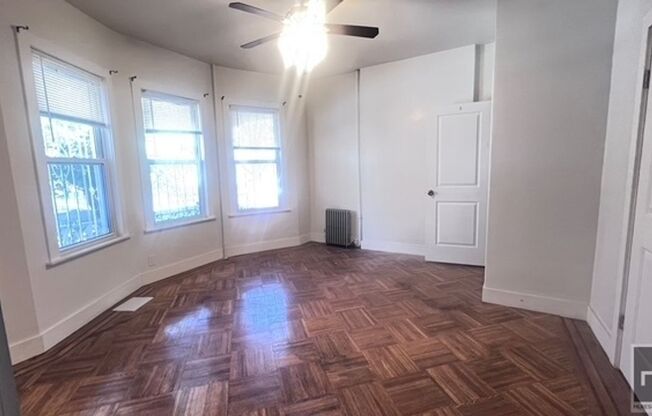 828 E 34 ST