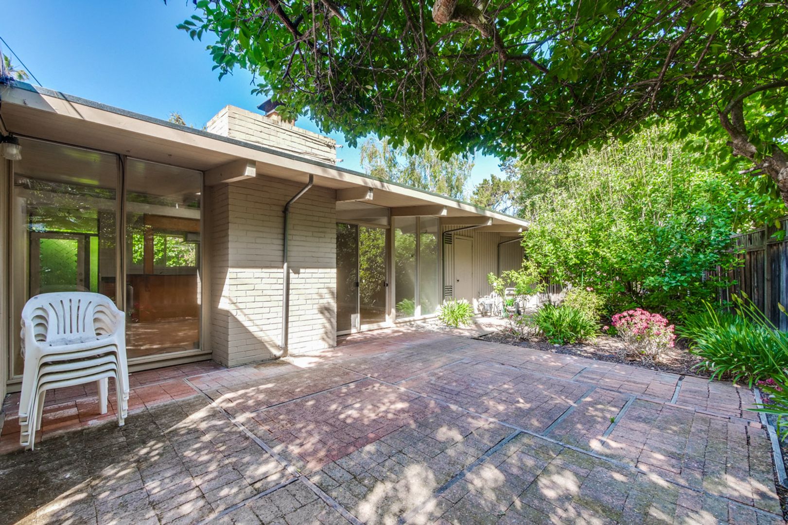Mountain View Home l Spacious Open Layout Bright and Private Yard