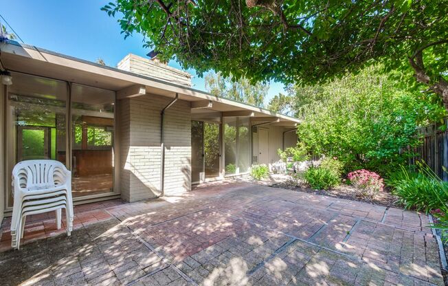 Mountain View Home l Spacious Open Layout Bright and Private Yard