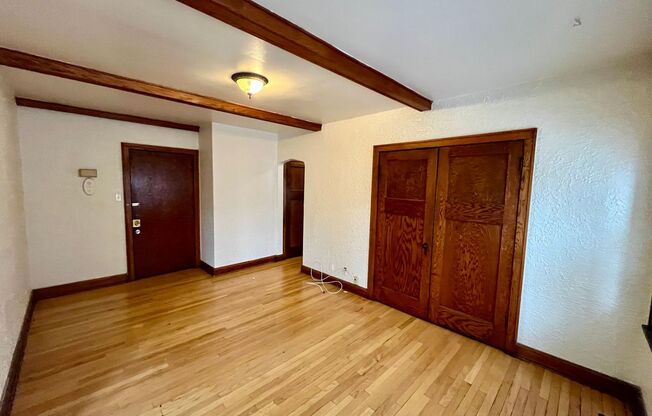 4422 N Oakland Ave
