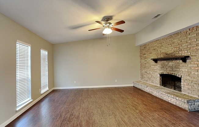 7512 PARKWOOD LN