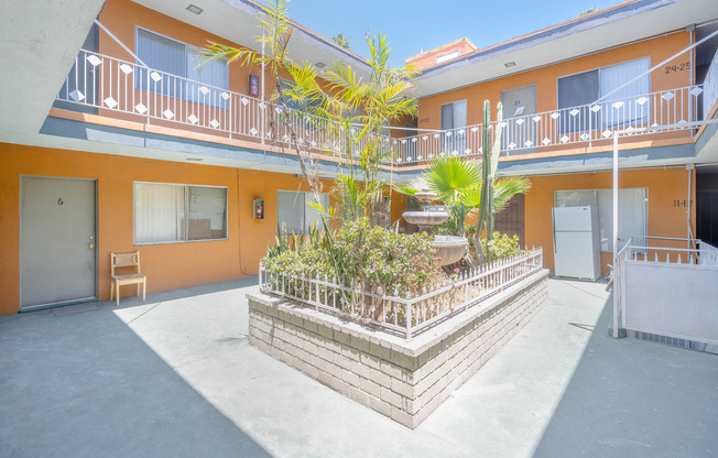 935 S Mariposa Ave