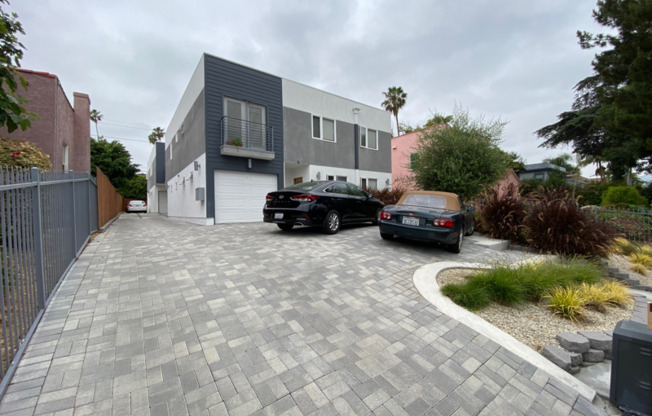 627 N MARIPOSA AVE