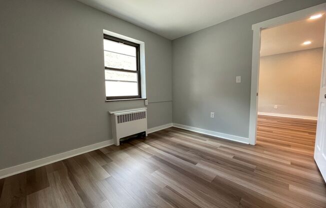 1 bed, 1 bath, 420 sqft, $1,549, Unit 5326 Fifth Ave. #18