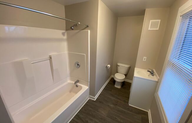 4 beds, 1 bath, $1,695, Unit Apt 2